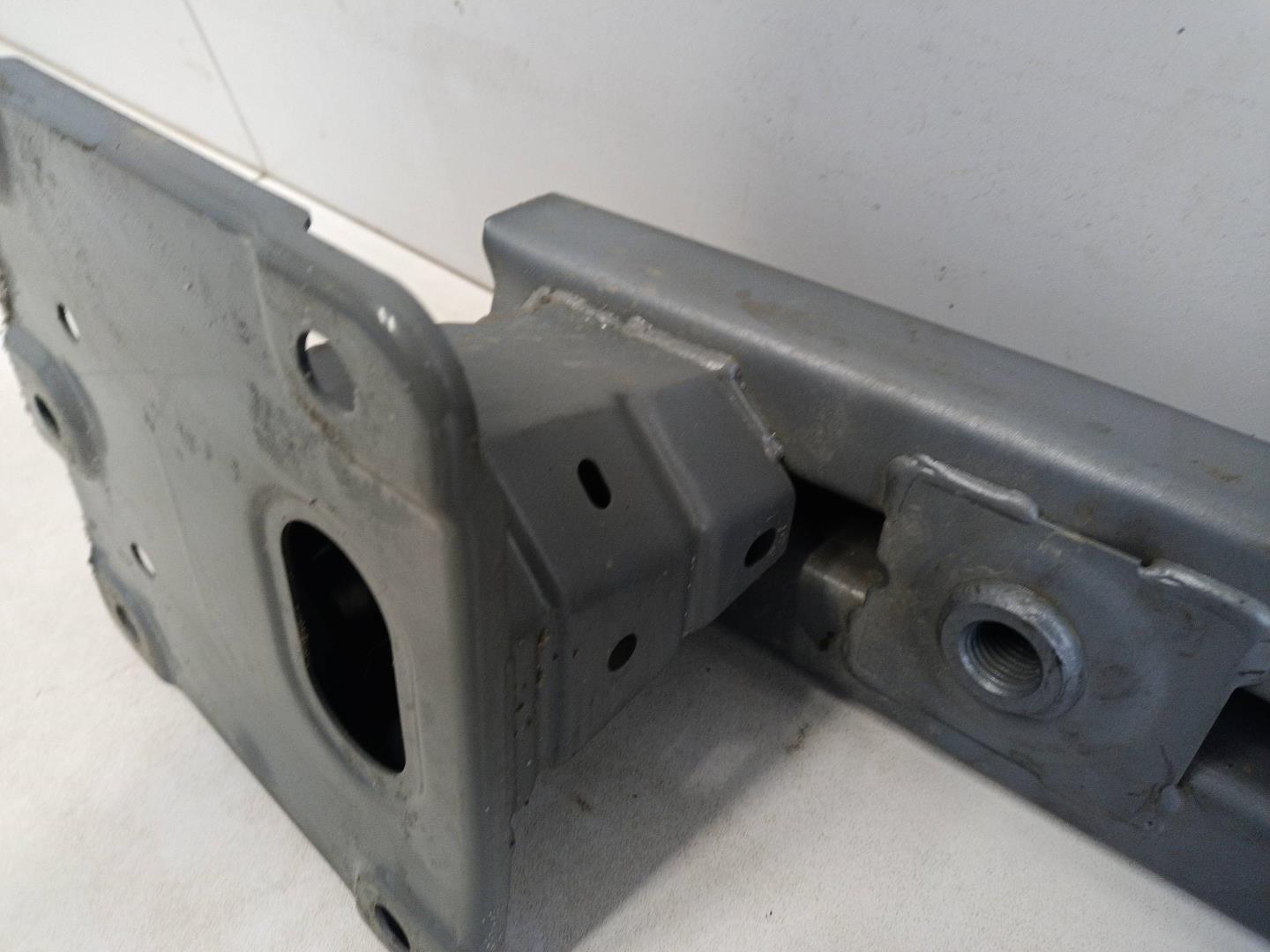 Усилитель переднего бампера