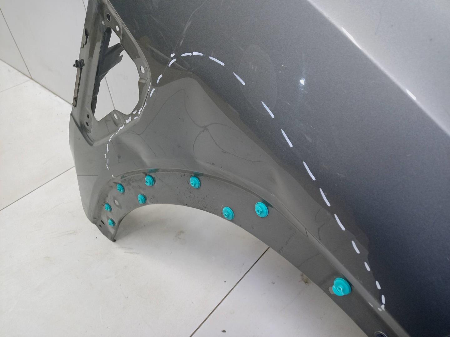 Крыло переднее правое