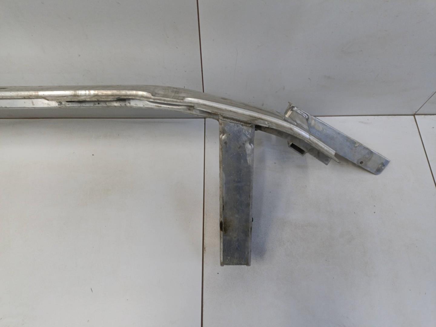 Усилитель переднего бампера