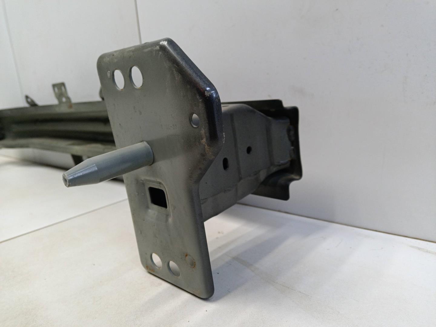 Усилитель переднего бампера