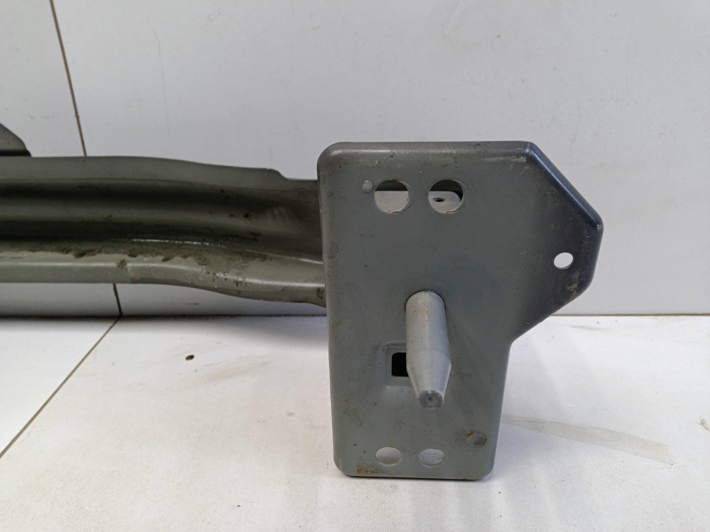 Усилитель переднего бампера