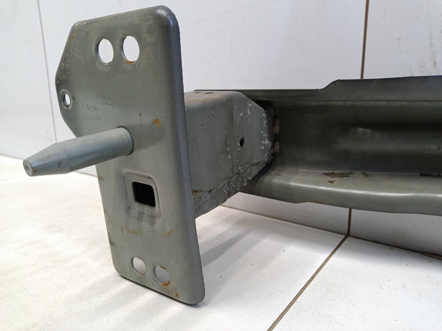 Усилитель переднего бампера