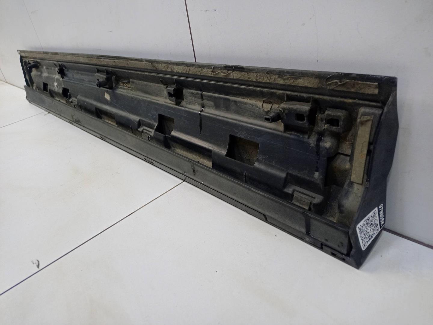 Накладка двери передней правой