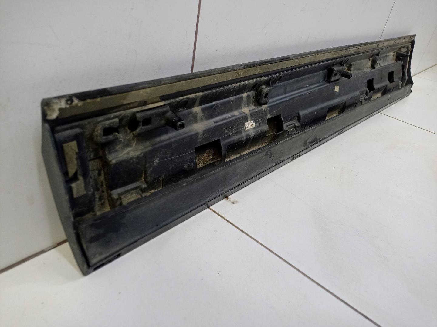 Накладка двери передней правой