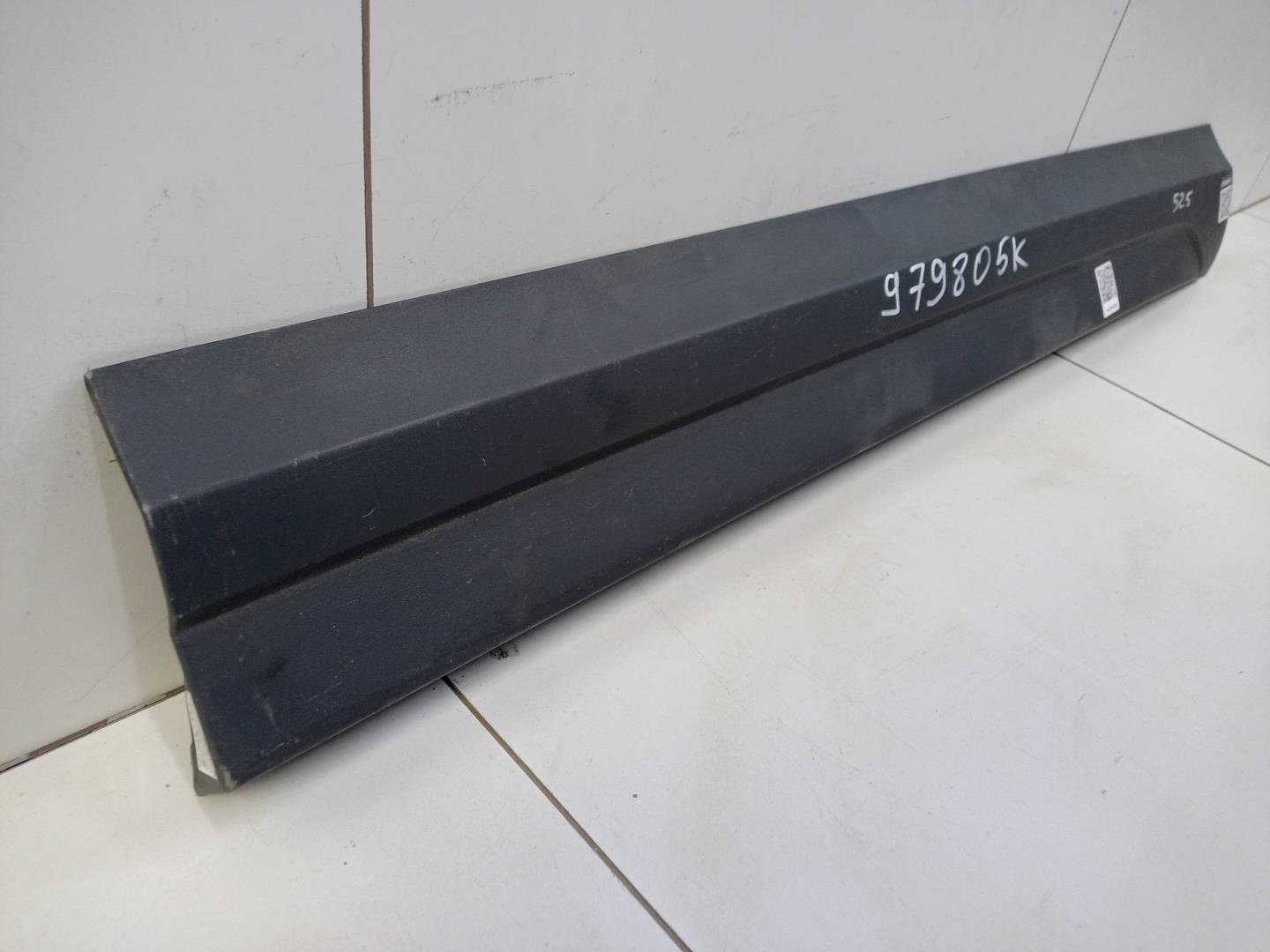 Накладка двери передней правой