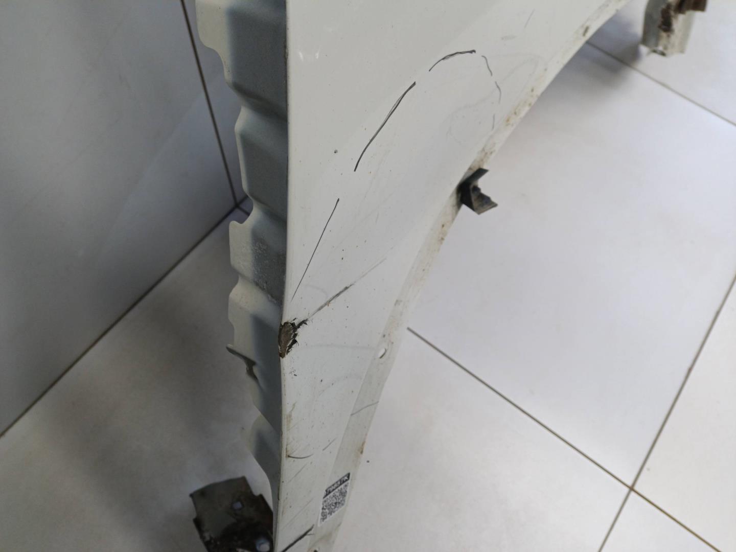 Крыло переднее правое