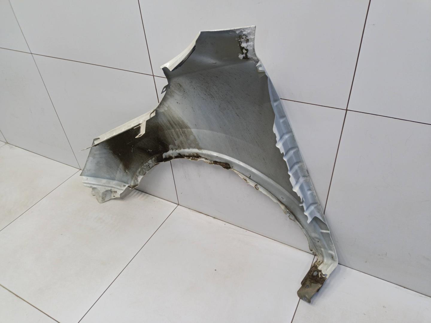 Крыло переднее правое