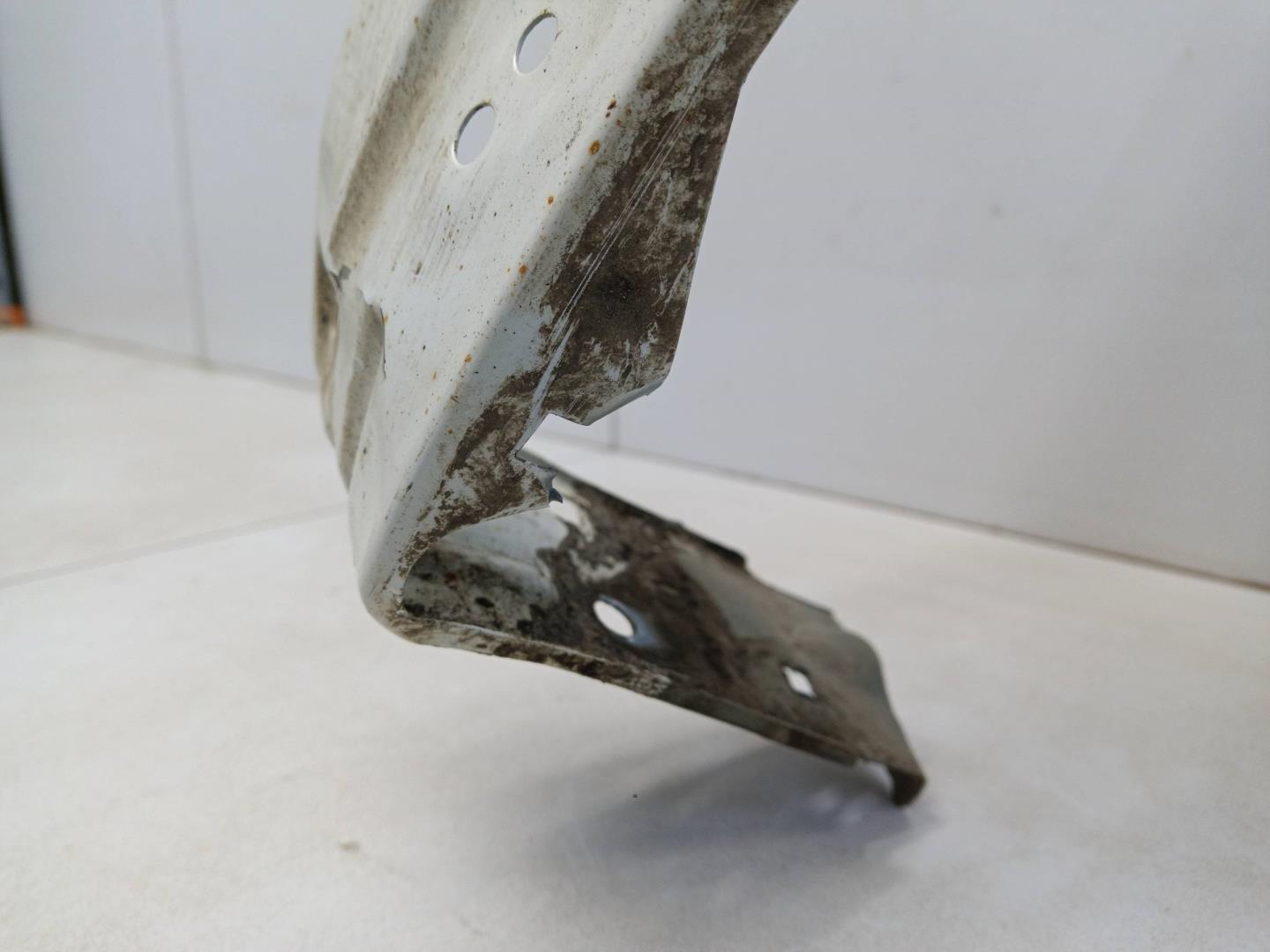 Крыло переднее правое