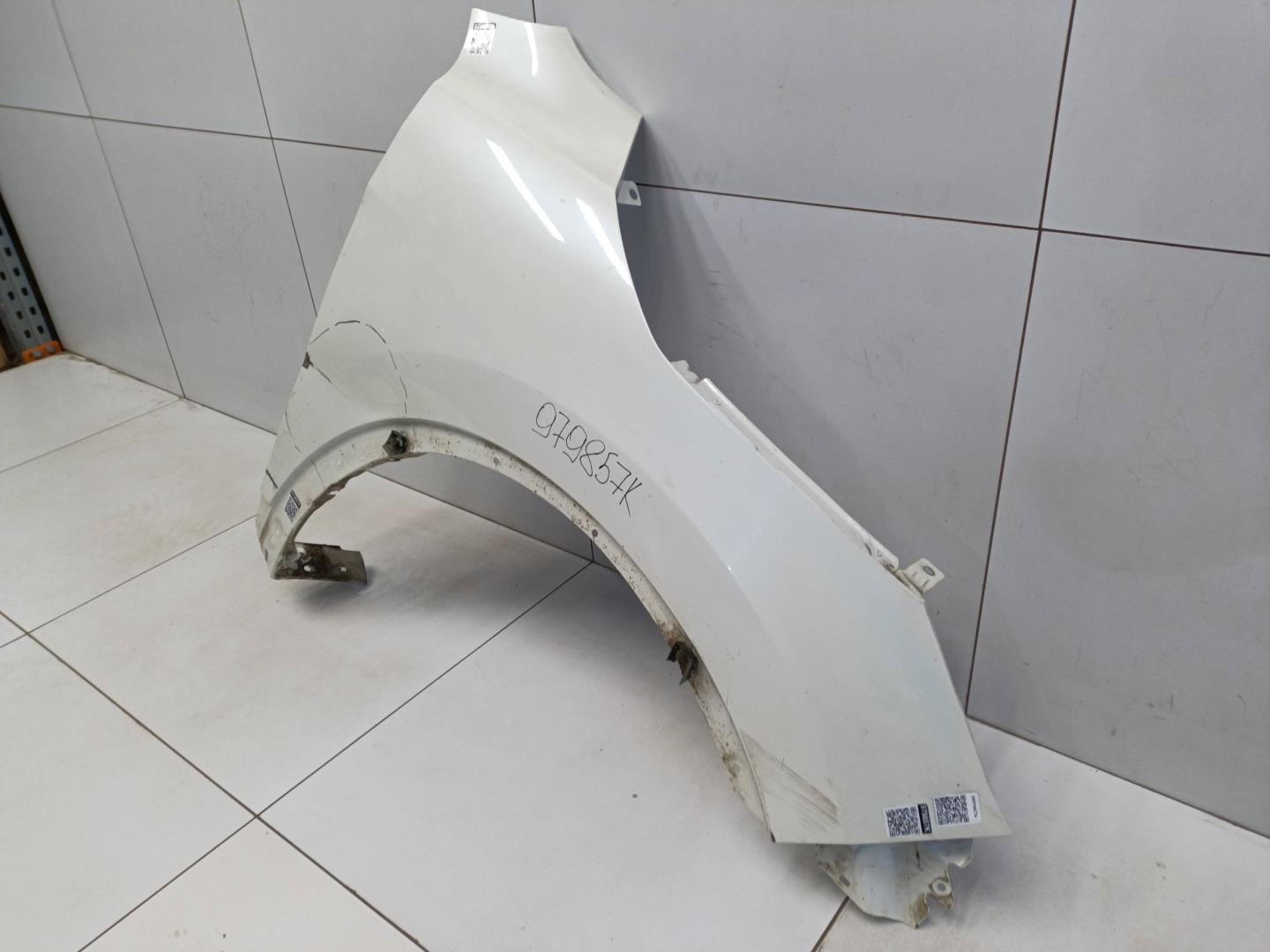 Крыло переднее правое