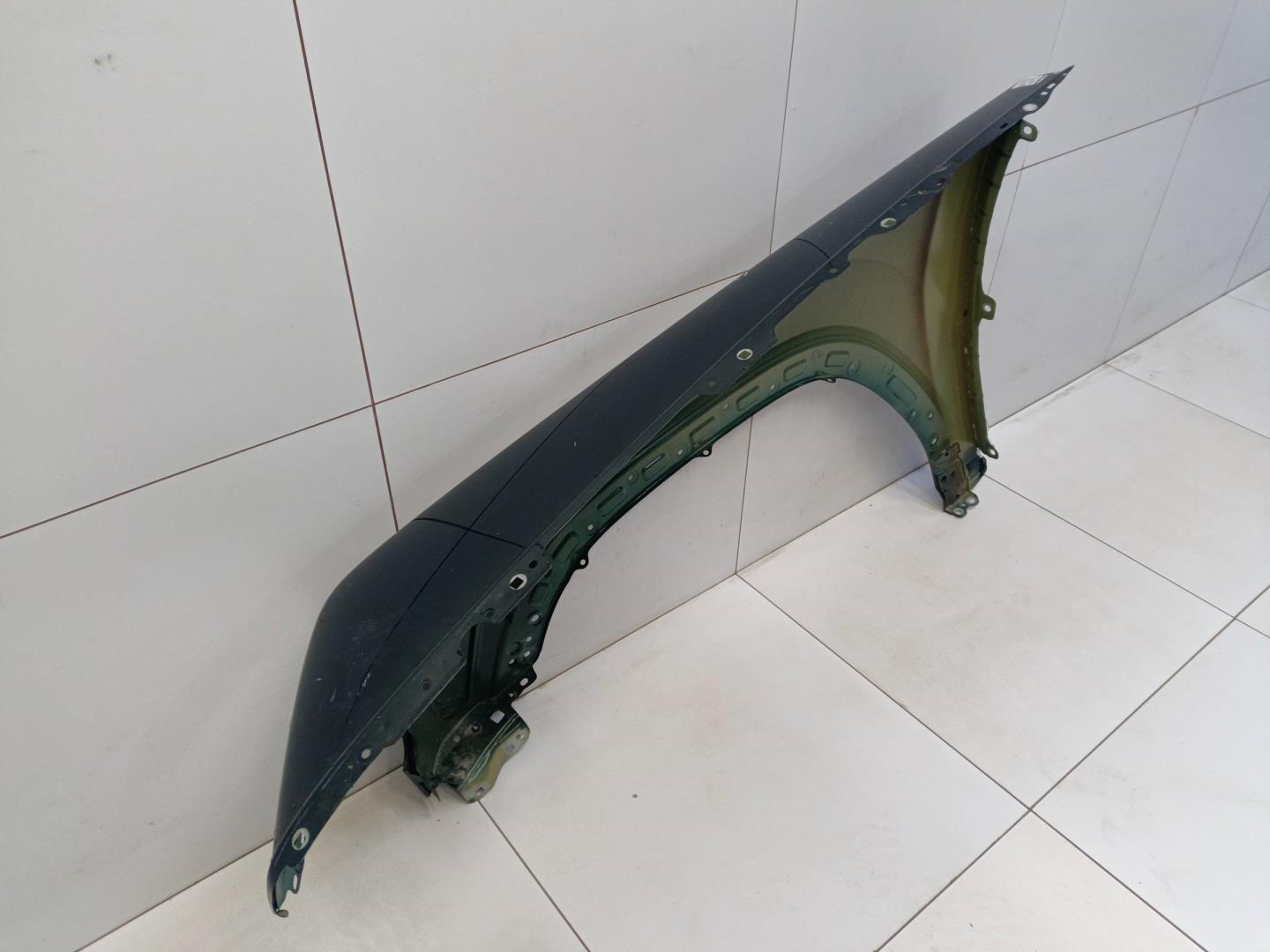 Крыло переднее правое