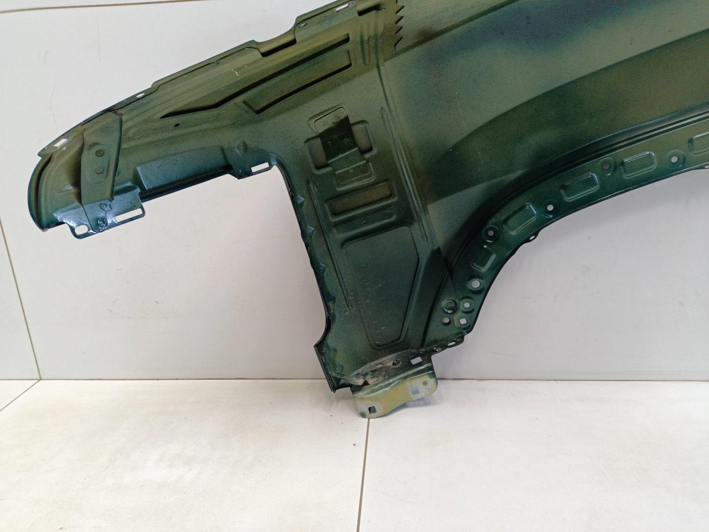 Крыло переднее правое