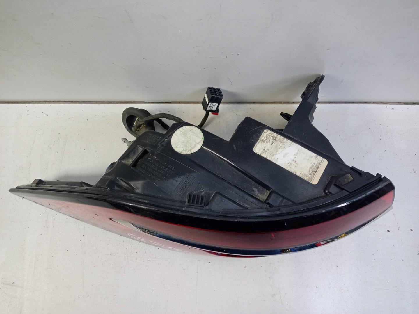 Фонарь задний наружный левый