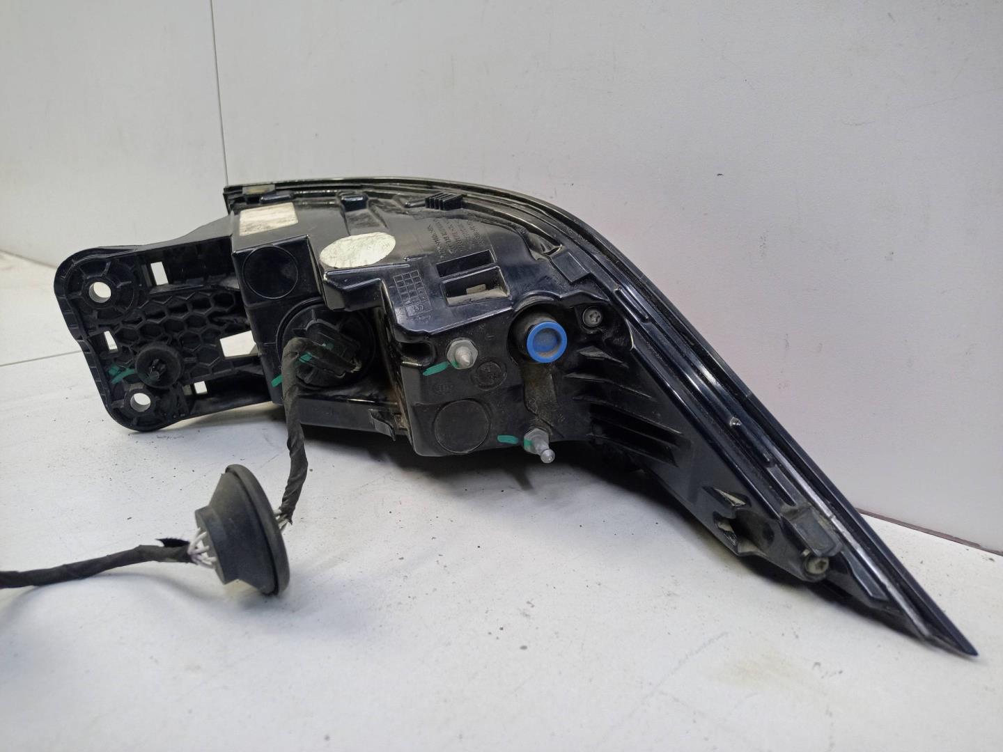 Фонарь задний наружный левый