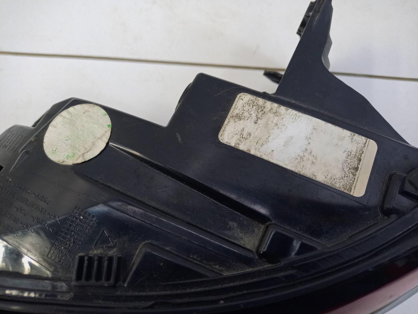 Фонарь задний наружный левый