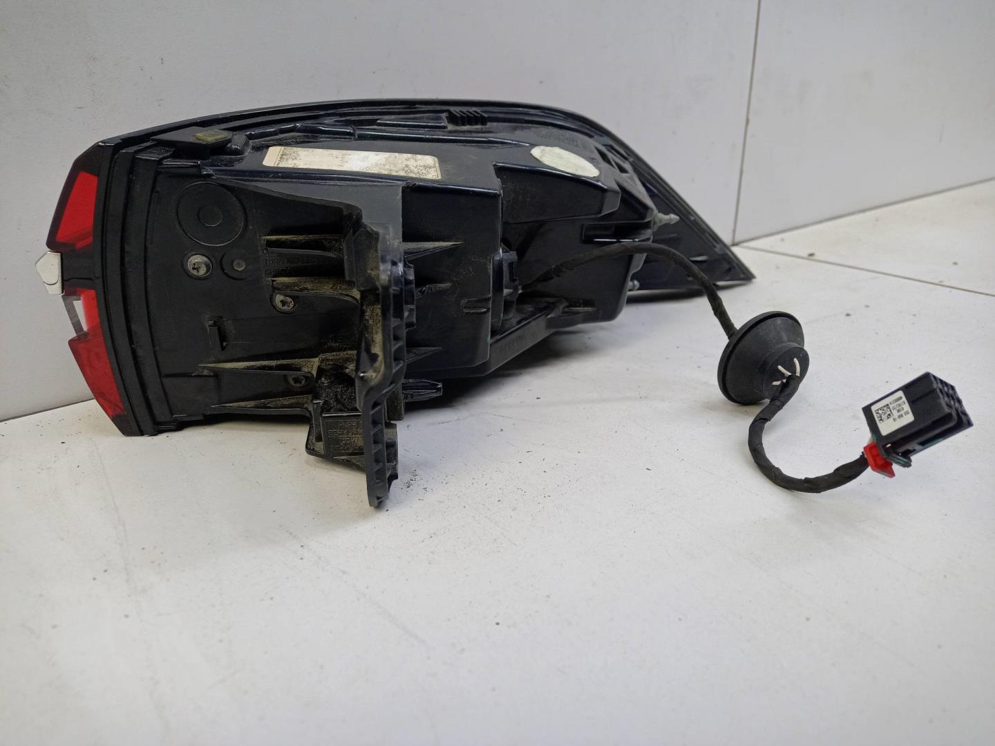 Фонарь задний наружный левый