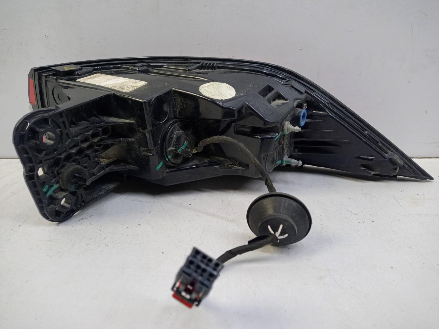 Фонарь задний наружный левый