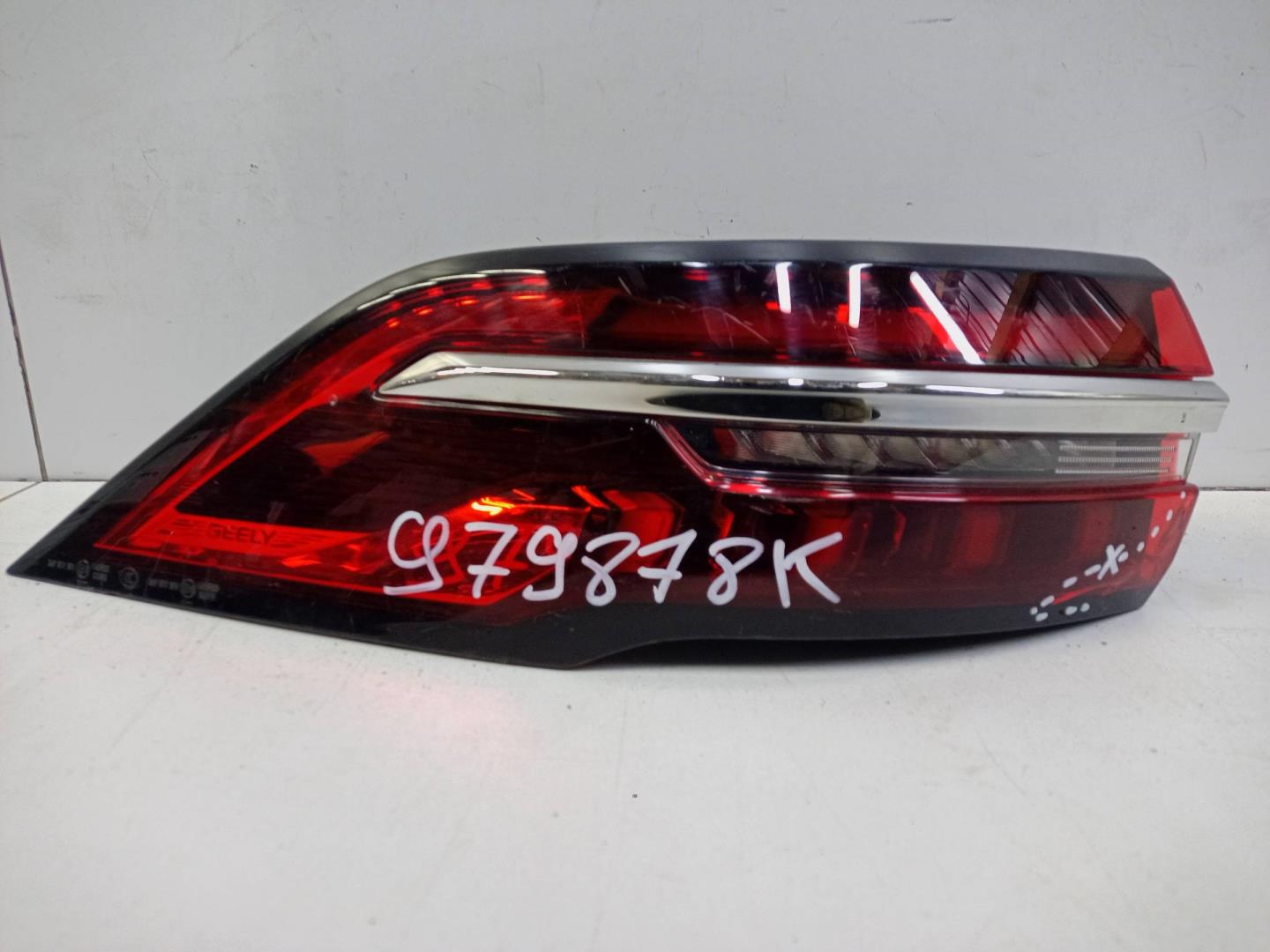 Фонарь задний наружный левый