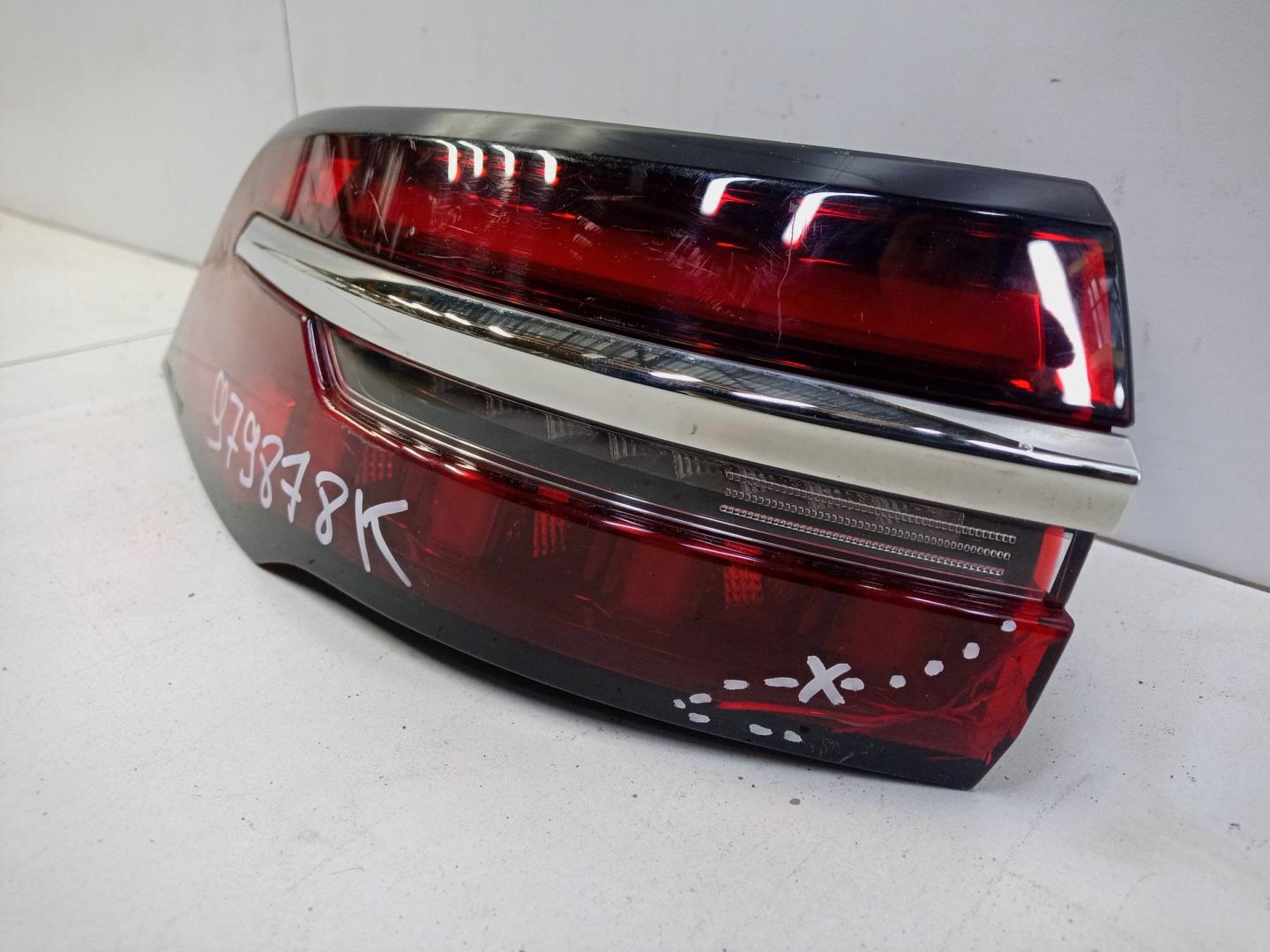 Фонарь задний наружный левый