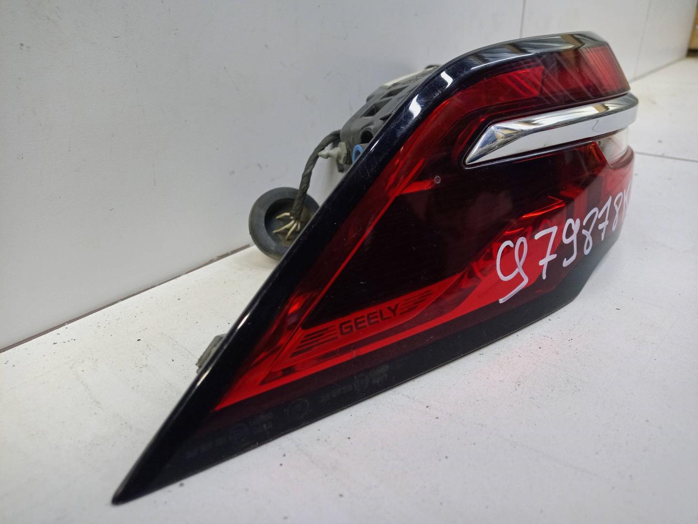 Фонарь задний наружный левый