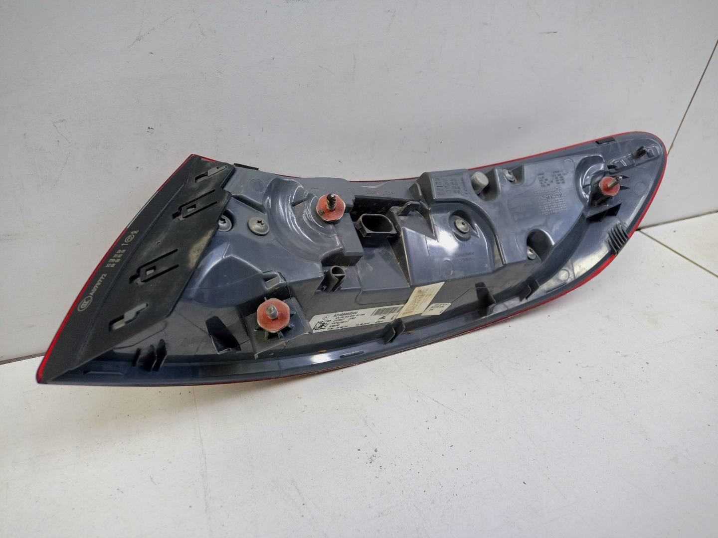 Фонарь задний наружный левый