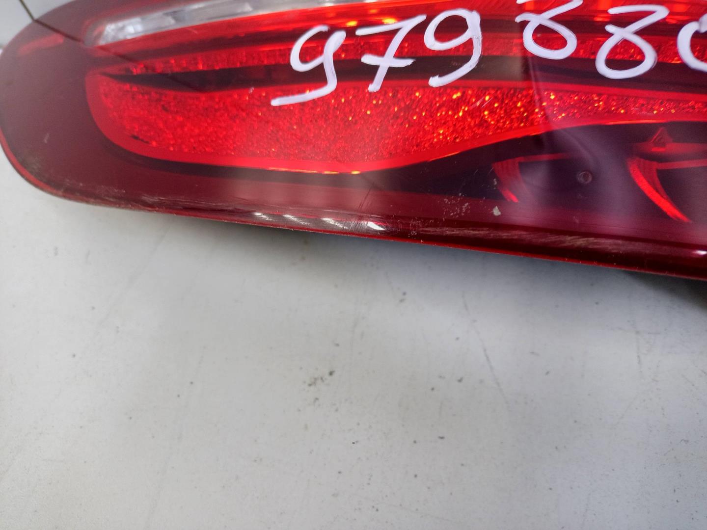 Фонарь задний наружный левый