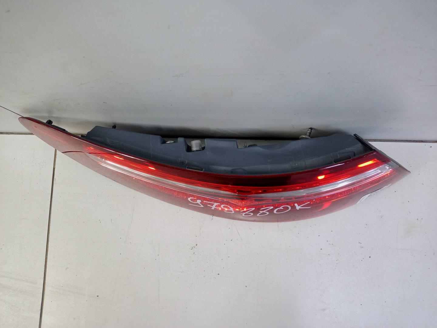 Фонарь задний наружный левый