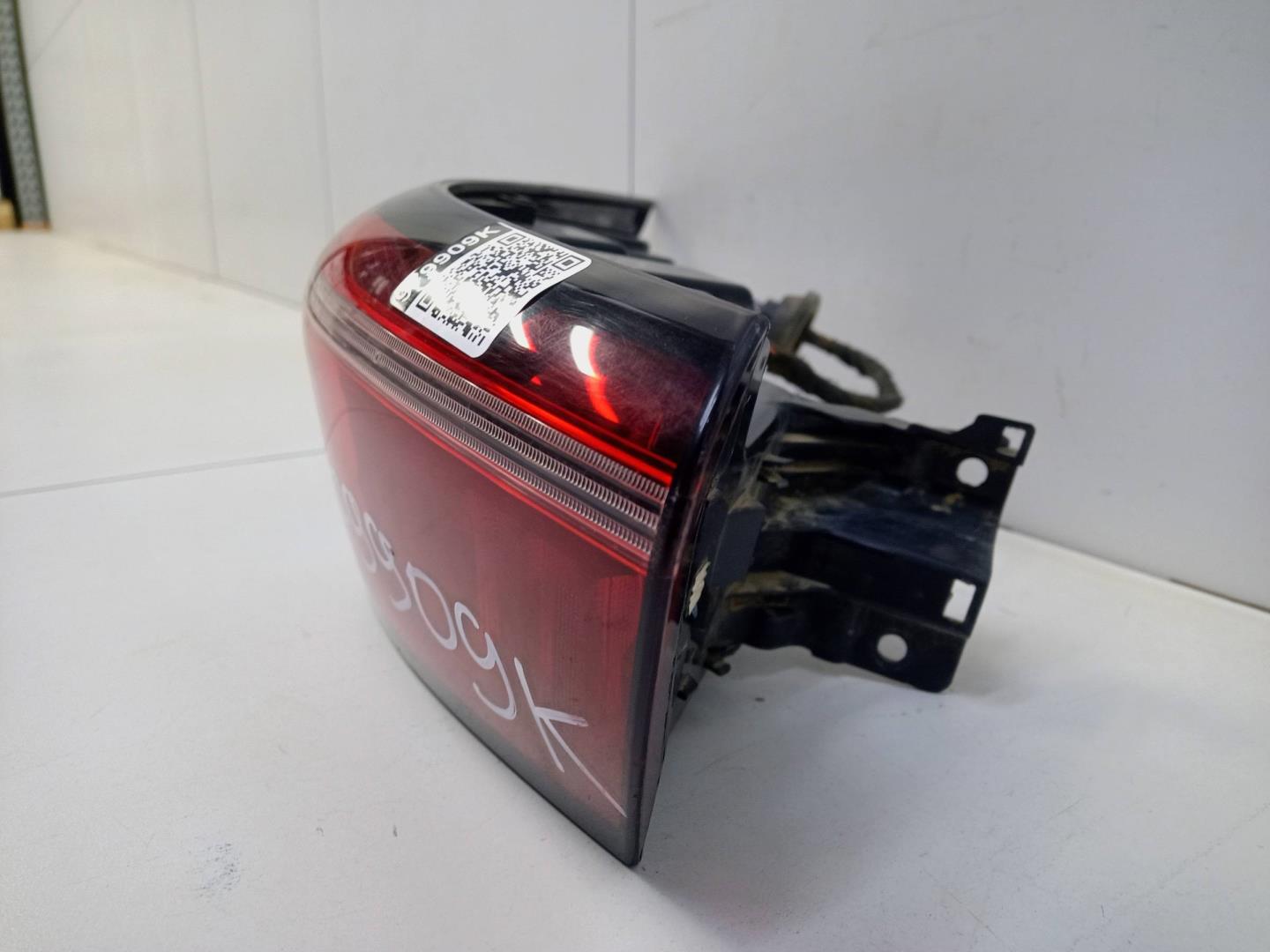 Фонарь задний наружный левый