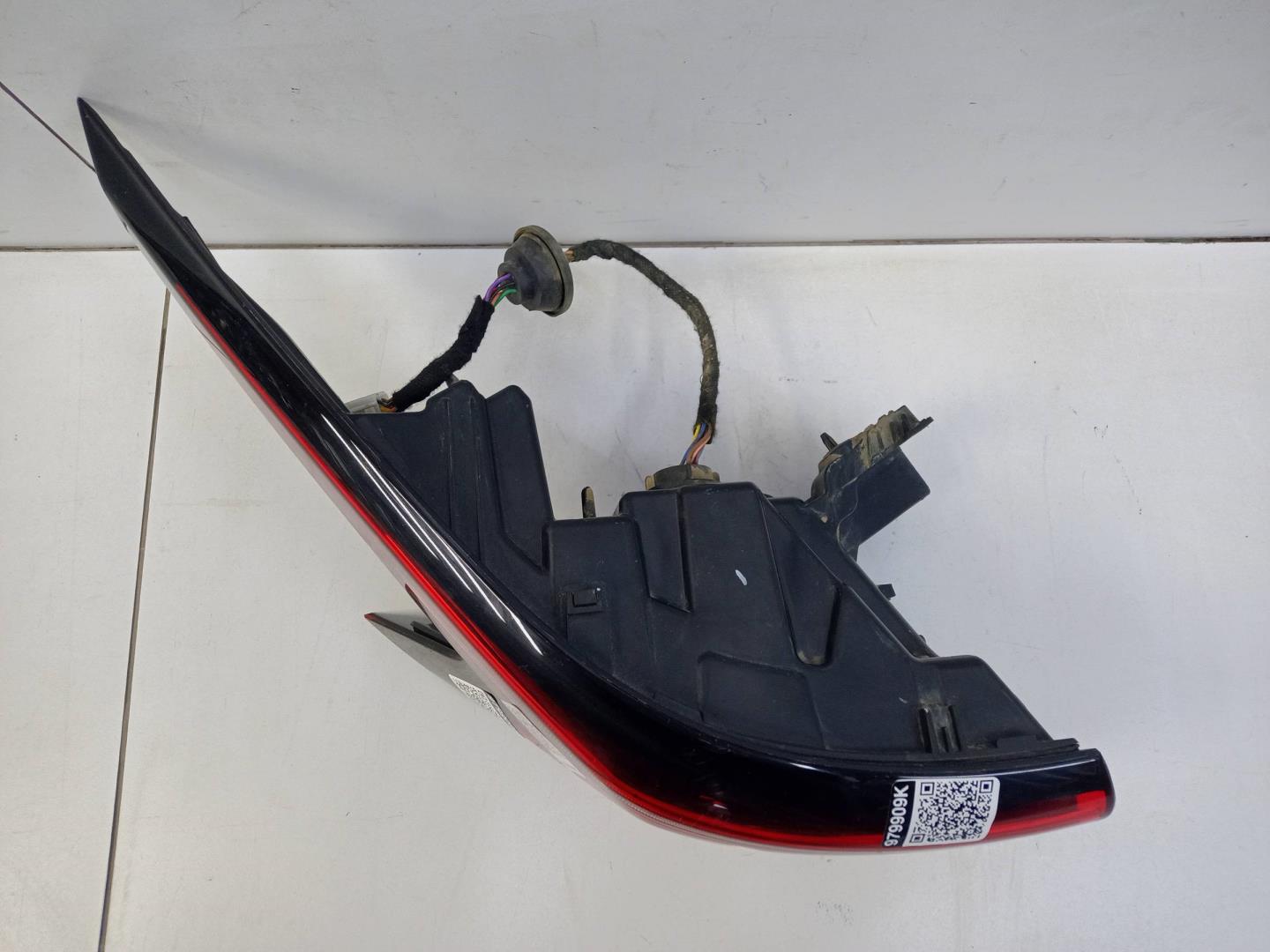 Фонарь задний наружный левый