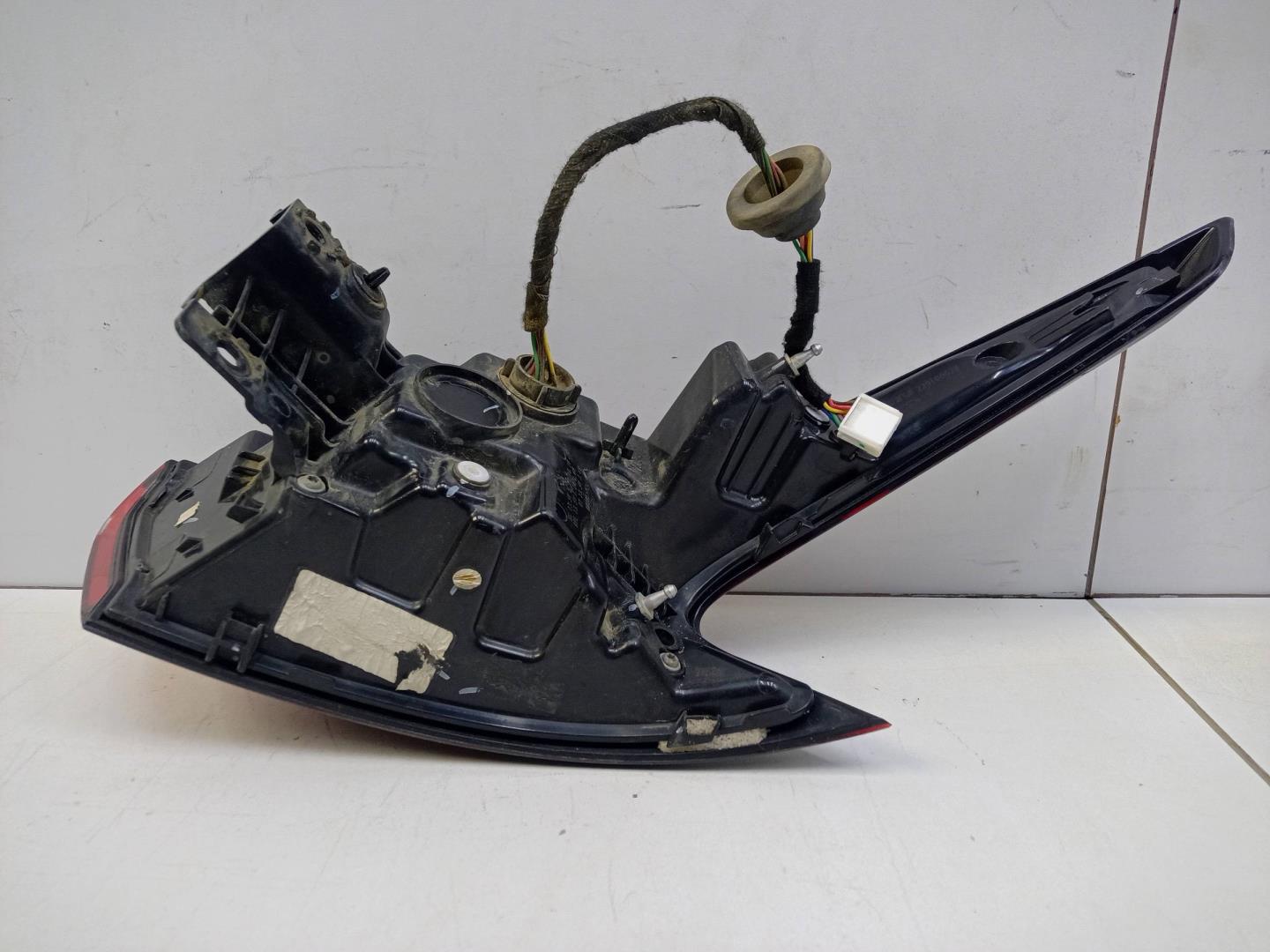 Фонарь задний наружный левый