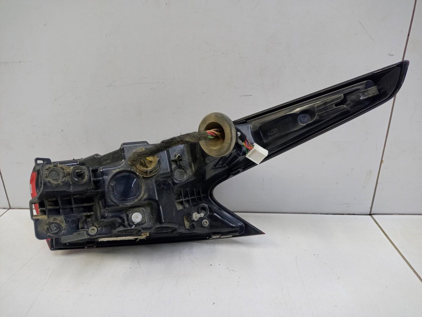 Фонарь задний наружный левый