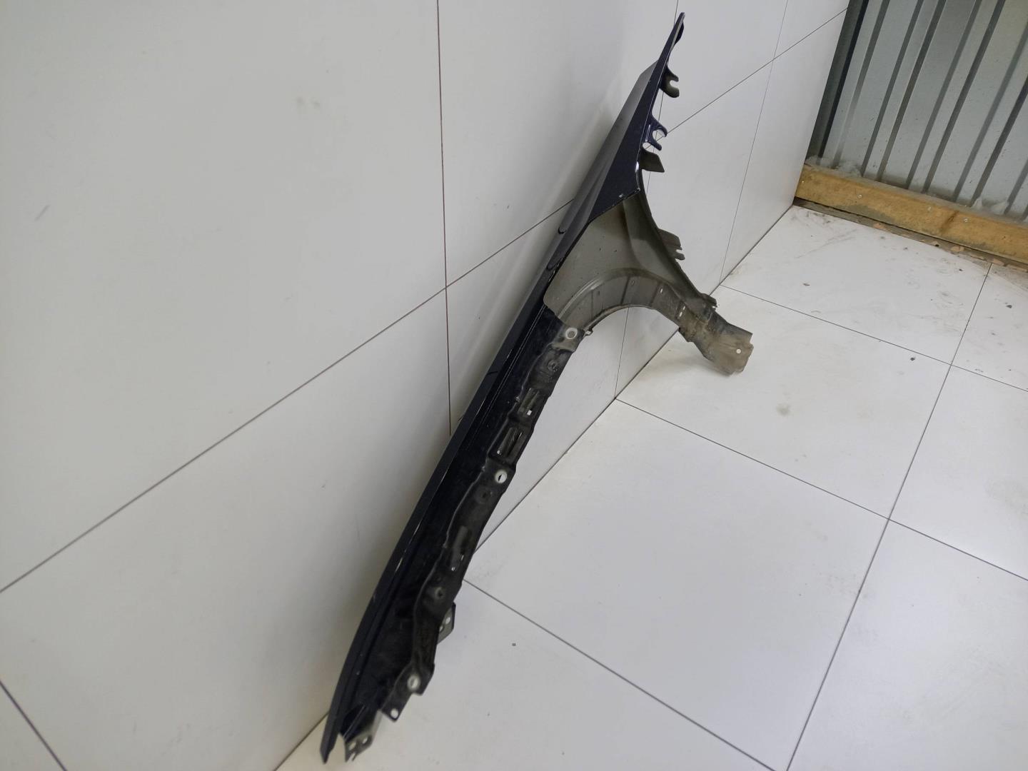 Крыло переднее правое