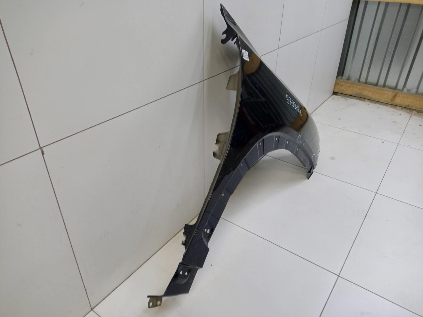 Крыло переднее правое