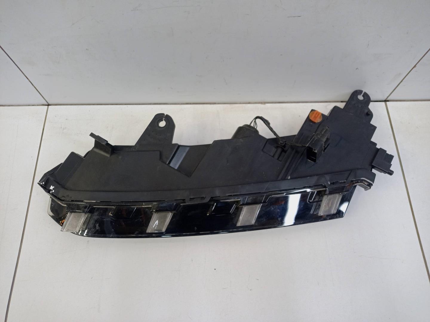 Фара дневного света правая (ходовые огни)