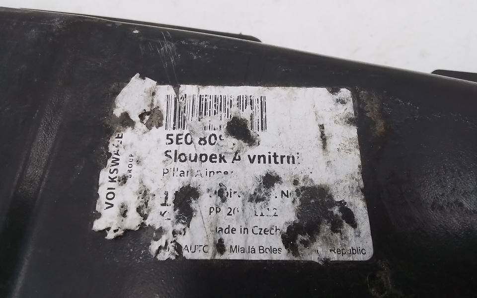 Стойка передней двери