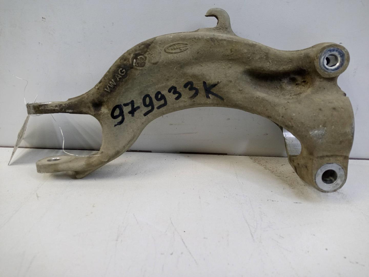 Кронштейн амортизатора левый