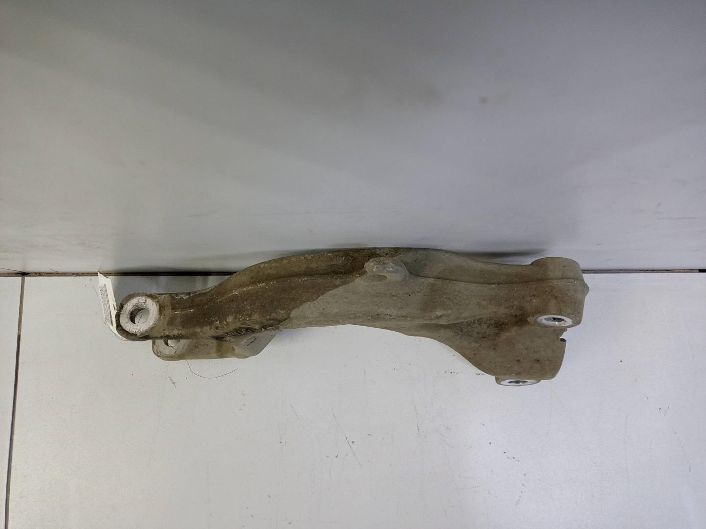 Кронштейн амортизатора левый