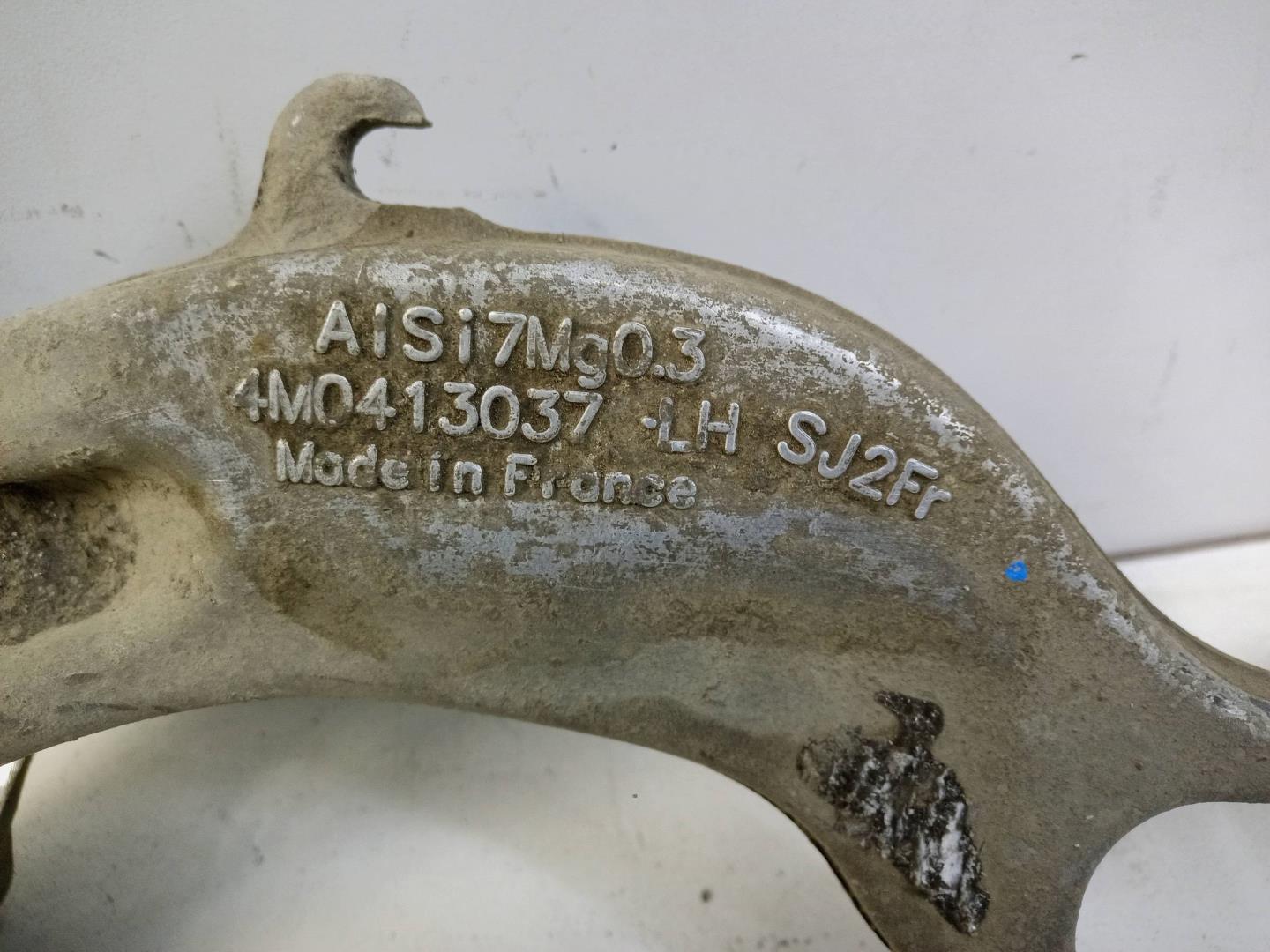 Кронштейн амортизатора левый