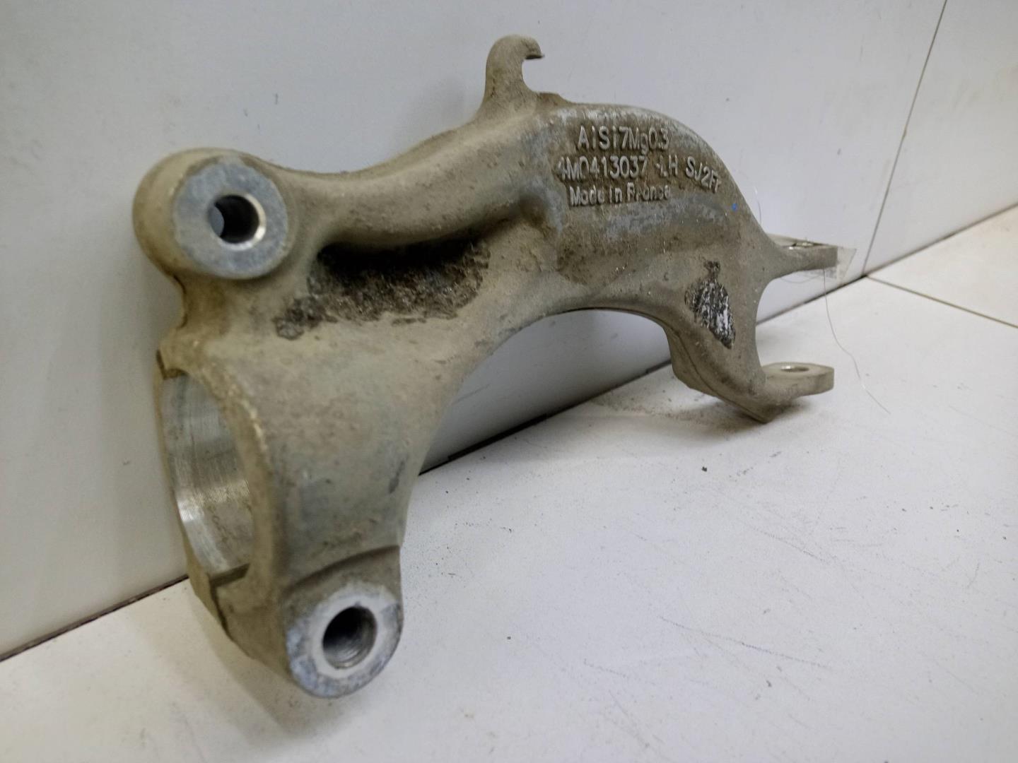 Кронштейн амортизатора левый