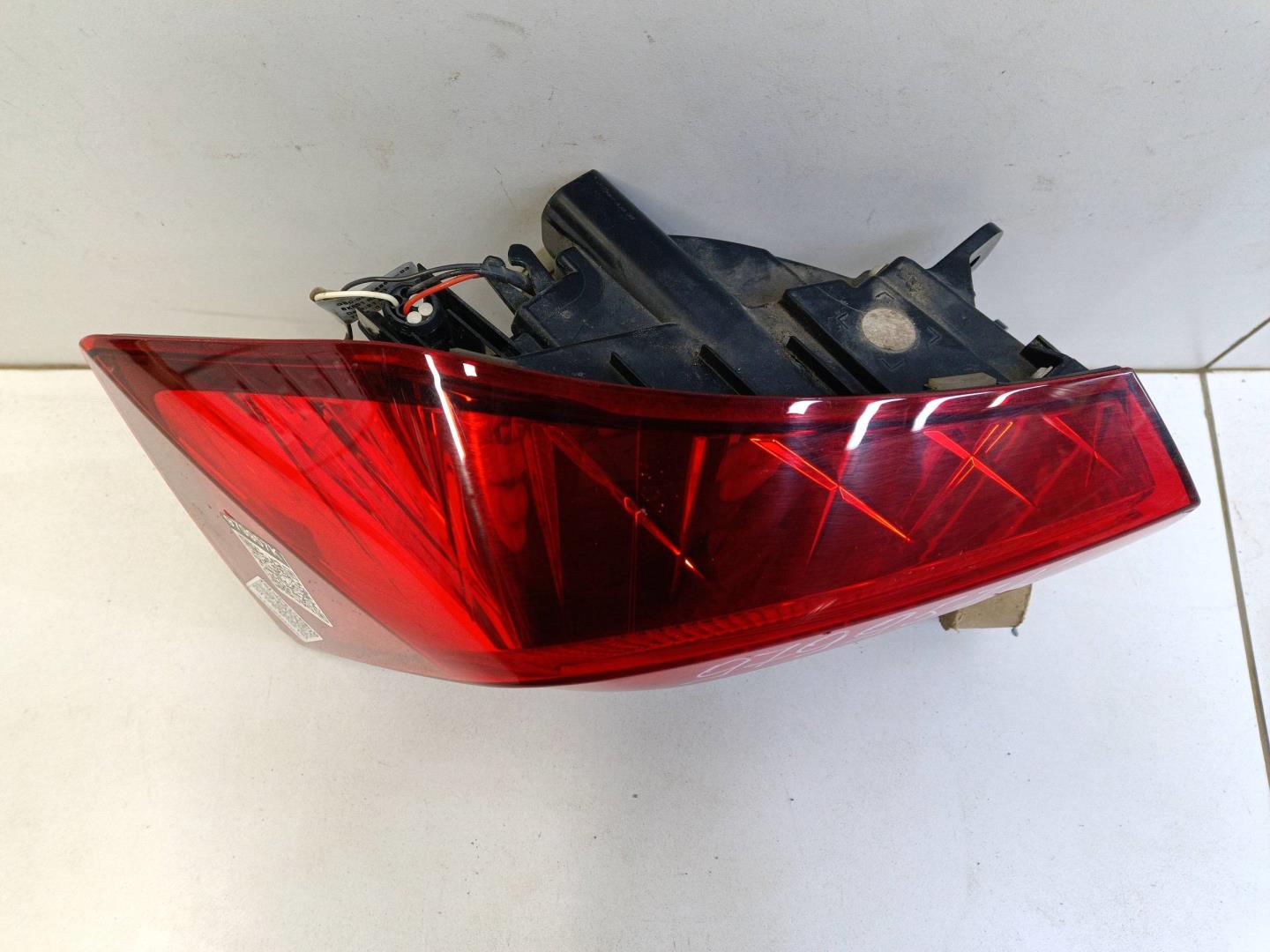 Фонарь задний наружный левый