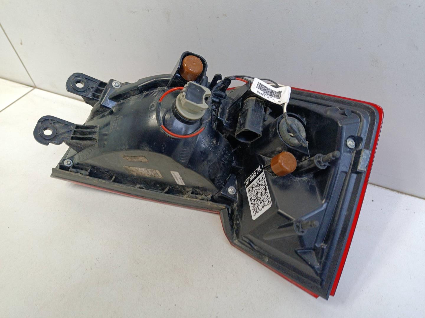 Фонарь задний наружный левый