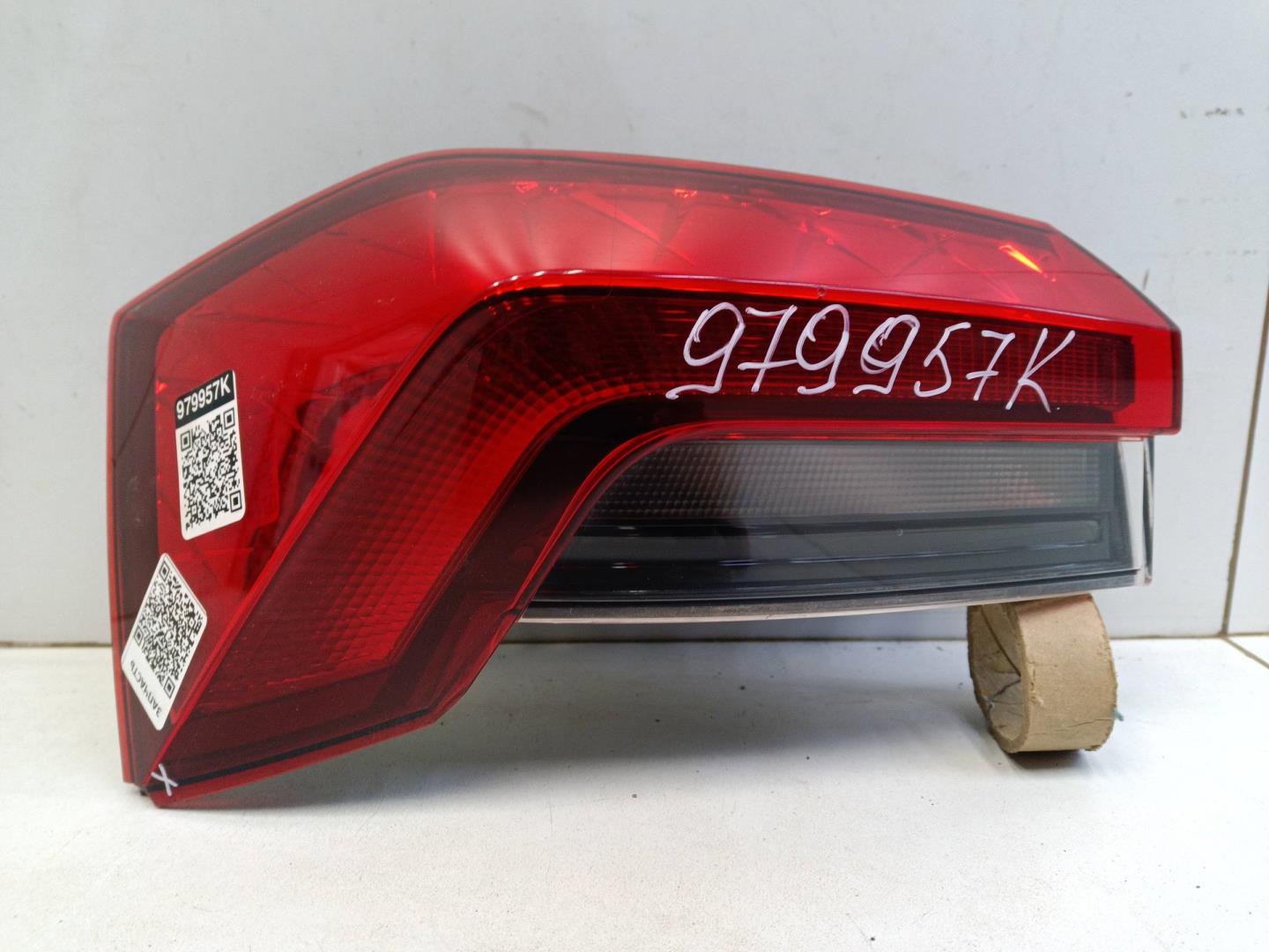 Фонарь задний наружный левый