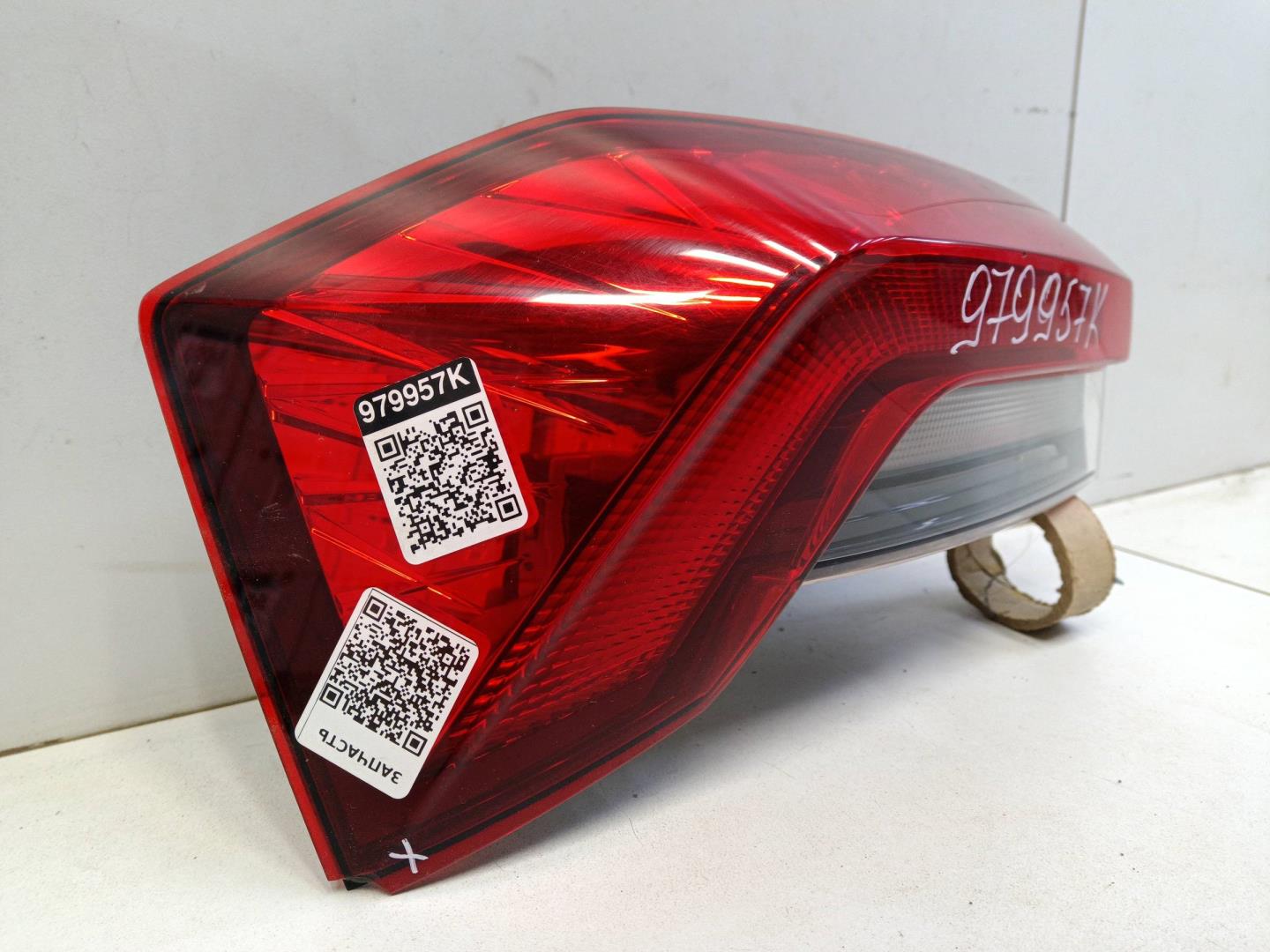 Фонарь задний наружный левый