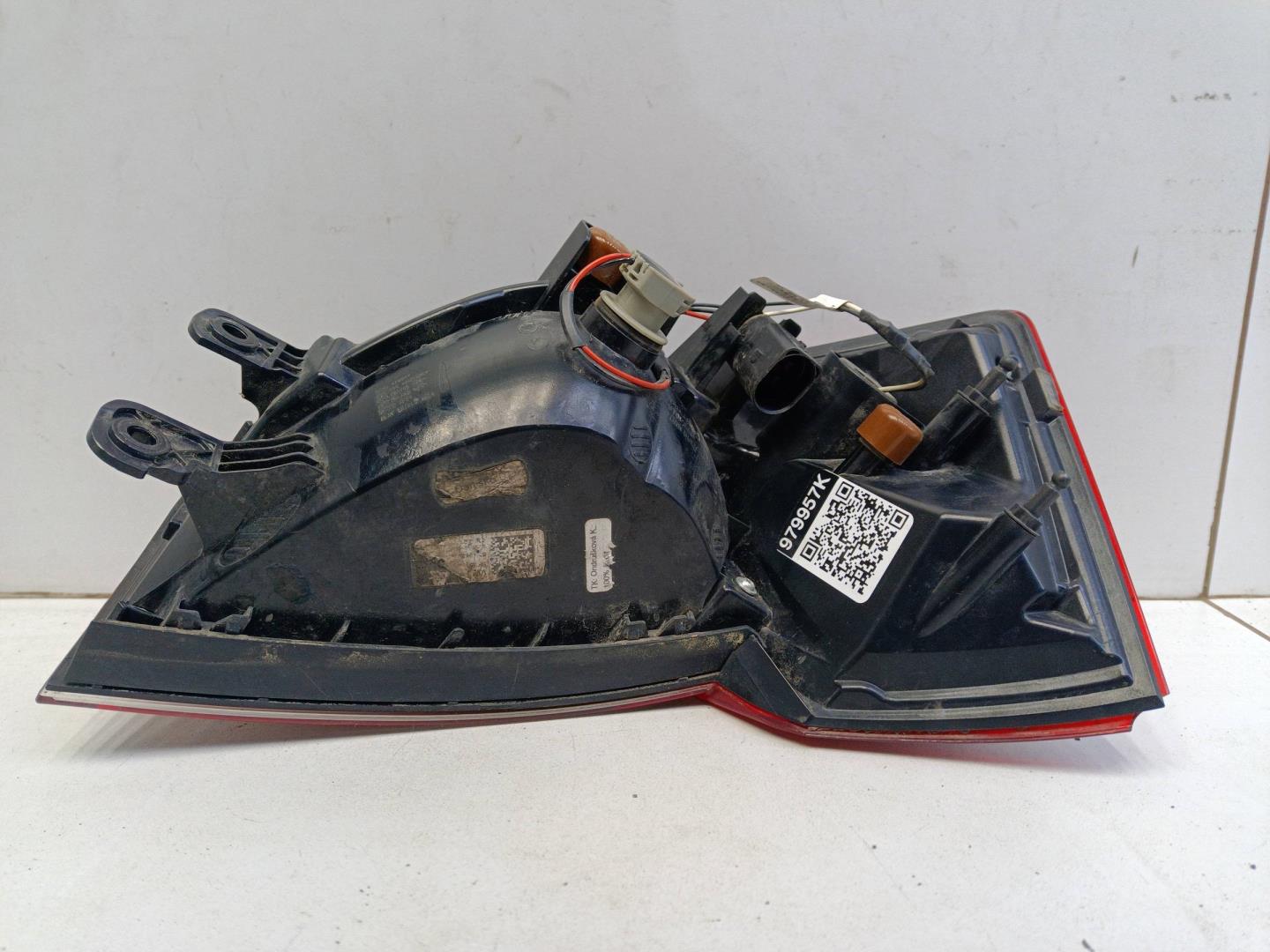 Фонарь задний наружный левый