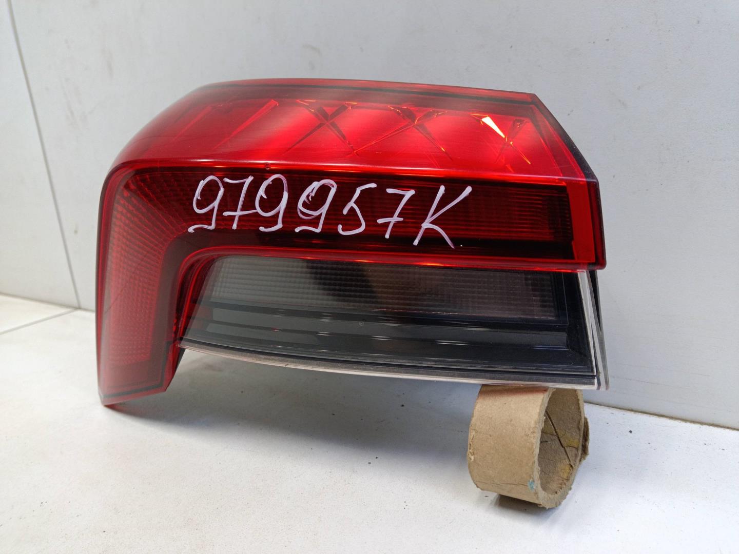 Фонарь задний наружный левый