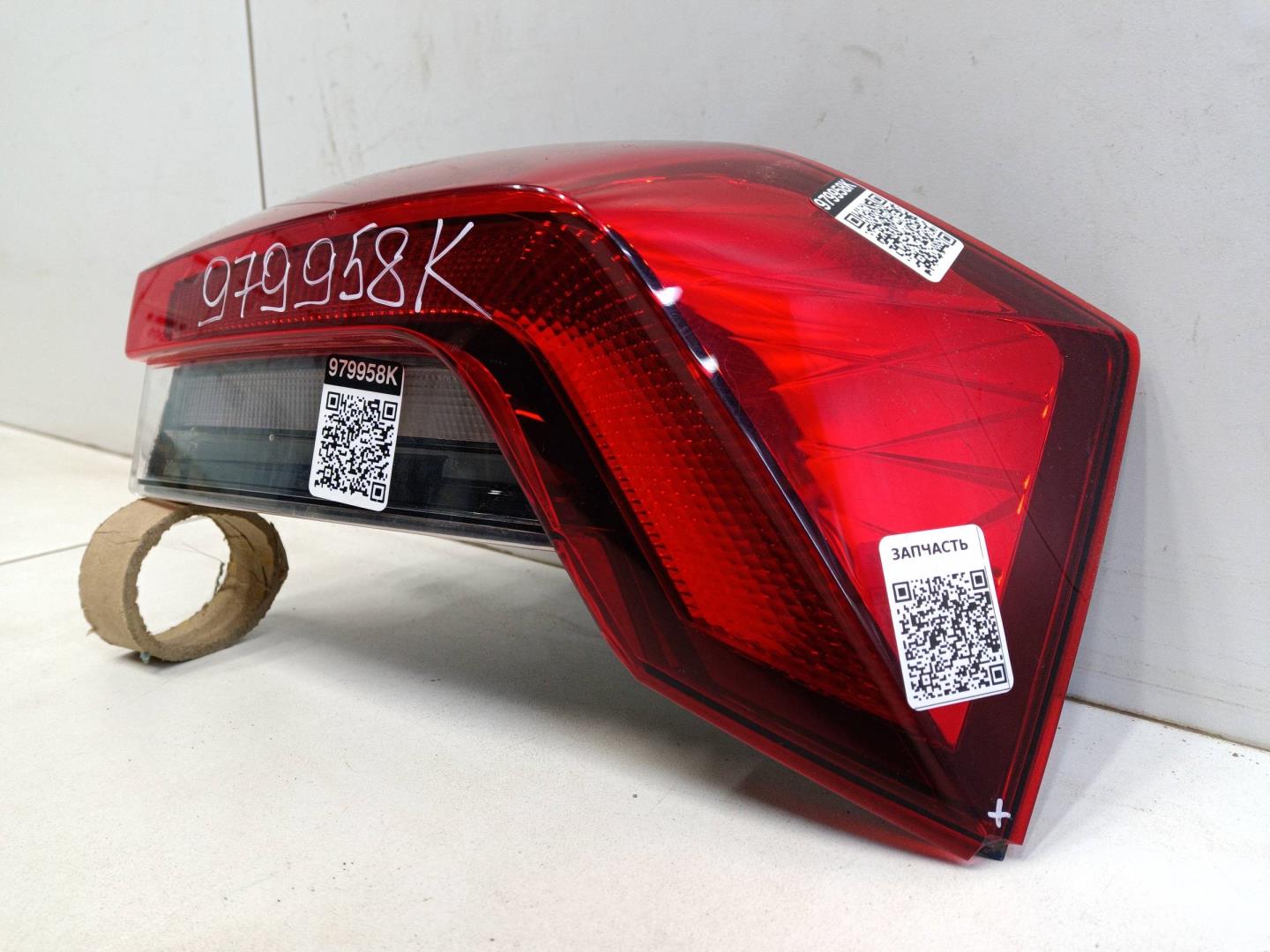 Фонарь задний наружный правый