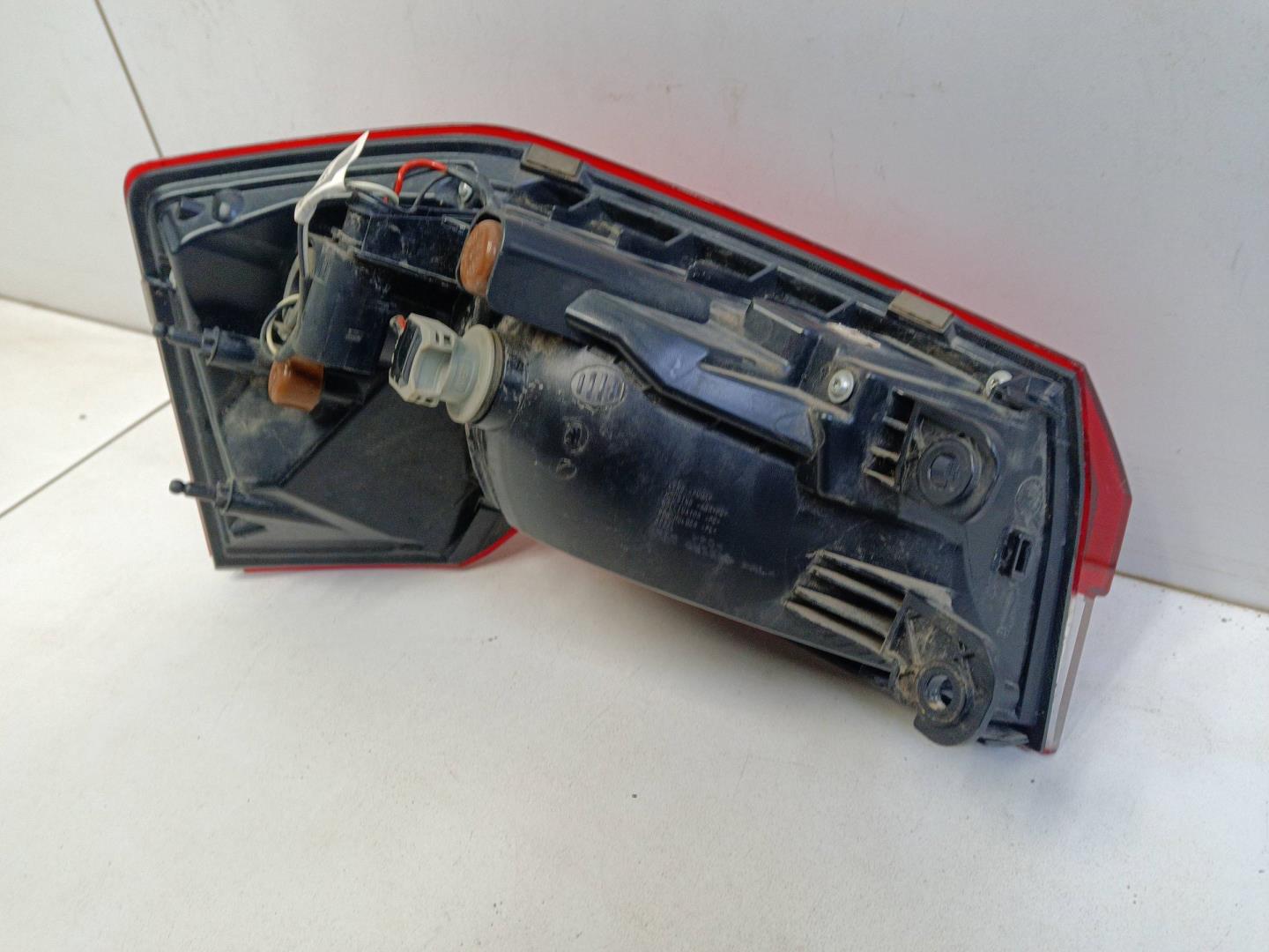 Фонарь задний наружный правый