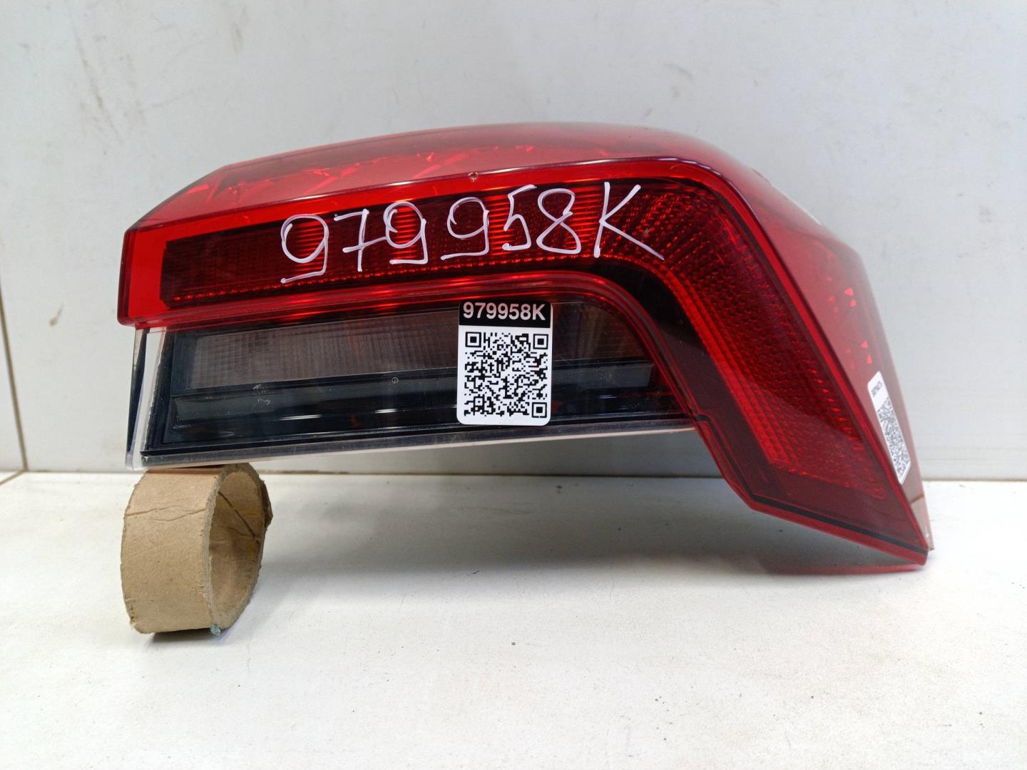 Фонарь задний наружный правый