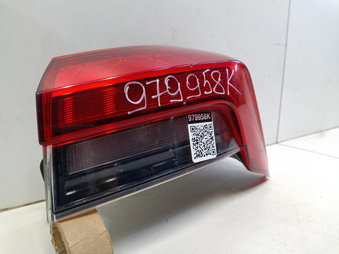 Фонарь задний наружный правый