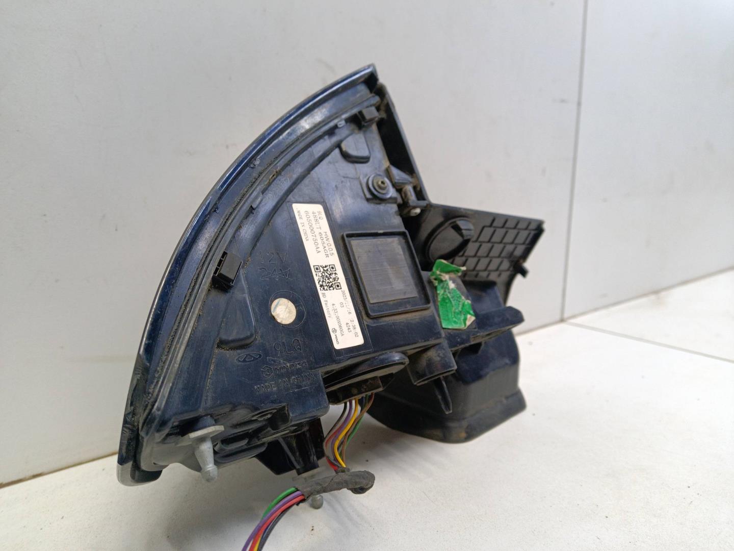 Фонарь задний наружный левый