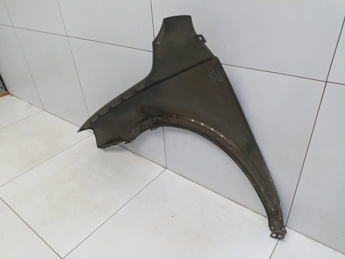 Крыло переднее правое